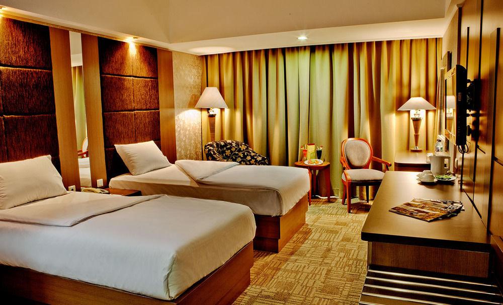 Treva International Hotel Jacarta Exterior foto